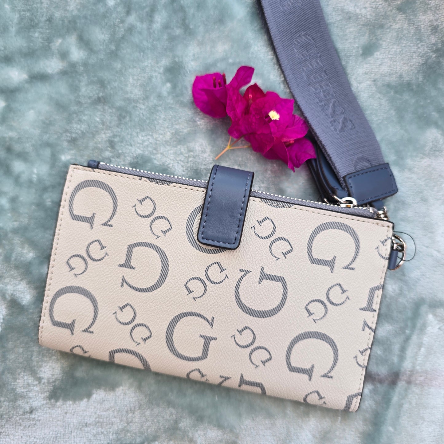 GUESS Phone Wallet Organizer