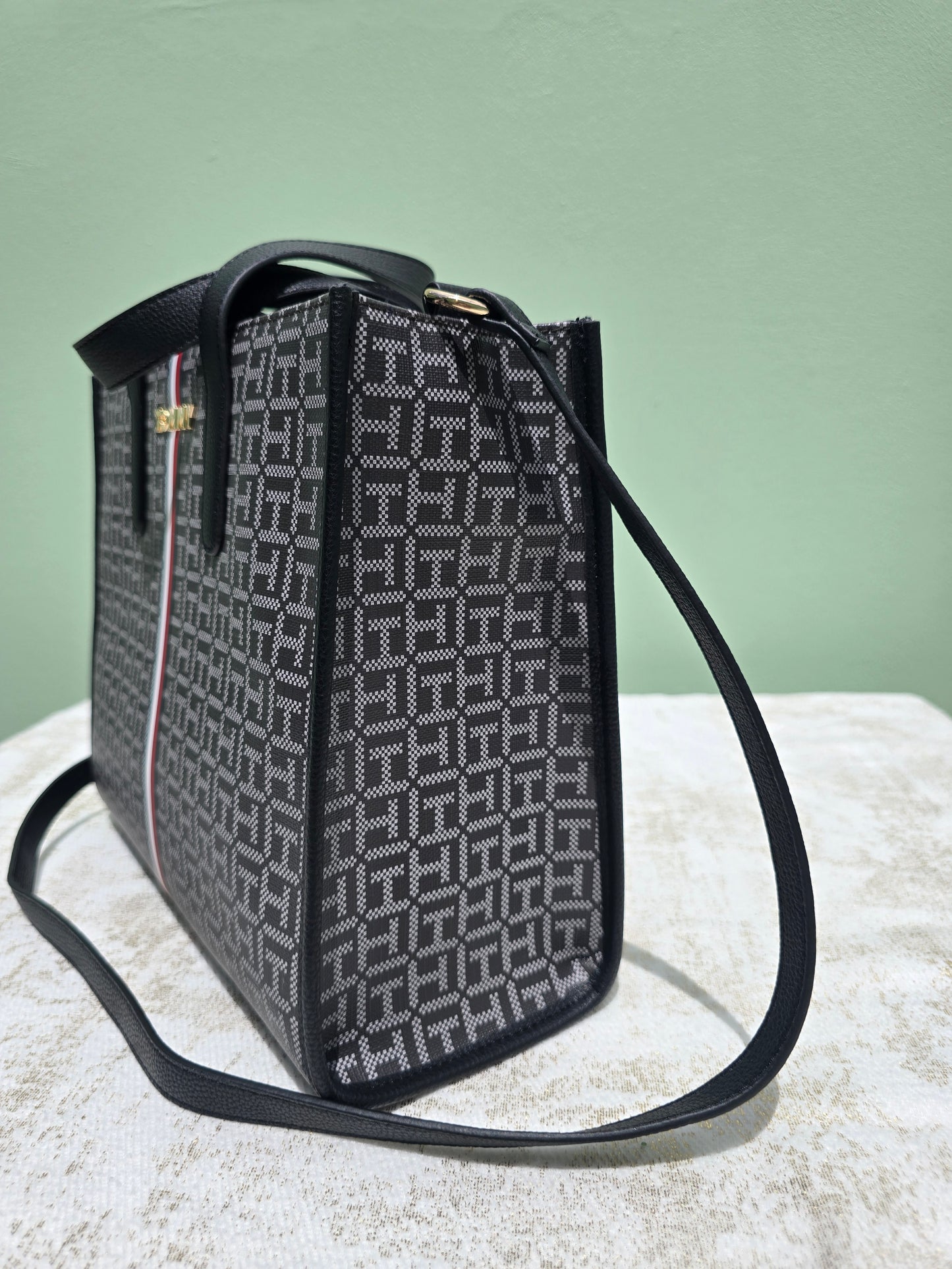 Tommy Hilfiger Tote Smaller Size (black)