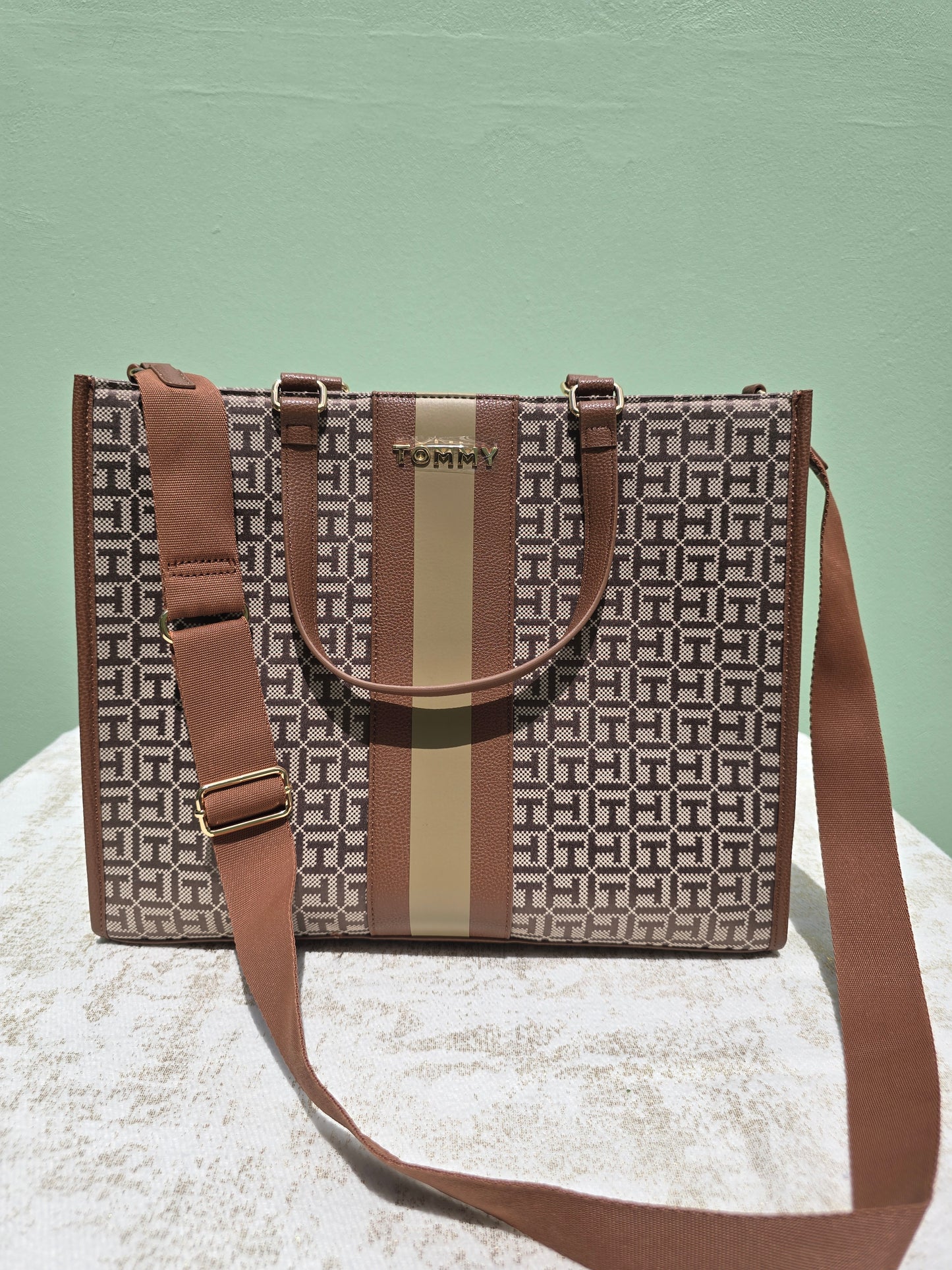 Tommy Hilfiger Tote with top zipper